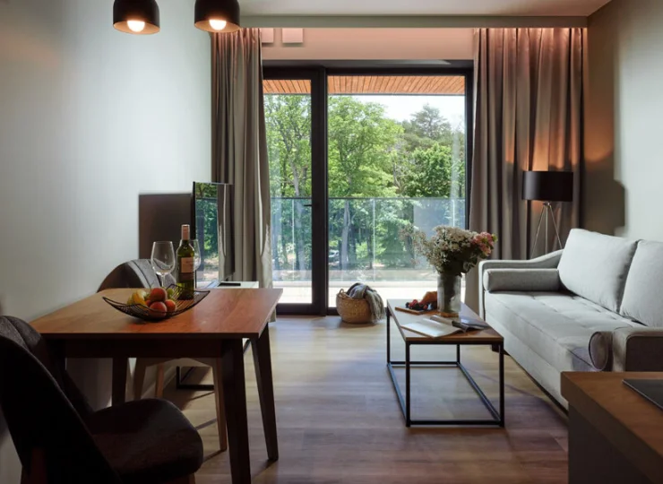 W każdym apartamencie jest stolik z krzesłami