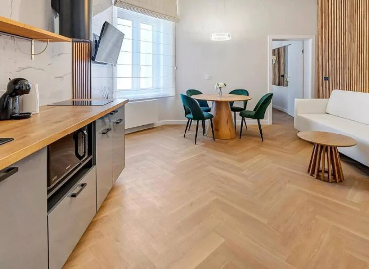 Apartament 2+2 z sauną ma przestronny pokój dzienny