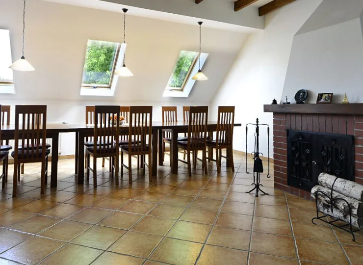 Jest tutaj sala z kominkiem