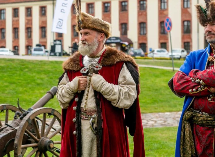 Liczne odbywające się na zamku imprezy historyczne uatrakcyjniają pobyt