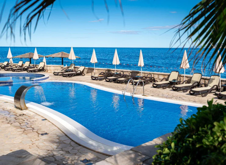 Baseny z widokiem na morze to wspaniały atut tego hotelu