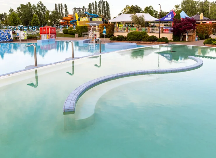 Zanurzysz się tu w wodach termalnych o temperaturze do 39 °C