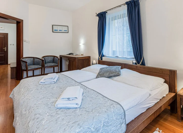 Każdy pokój jest wyposażony w minibar czy sejf