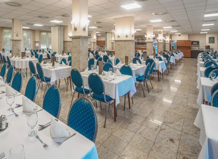Przestronna hotelowa restauracja oferuje śniadania i obiadokolacje
