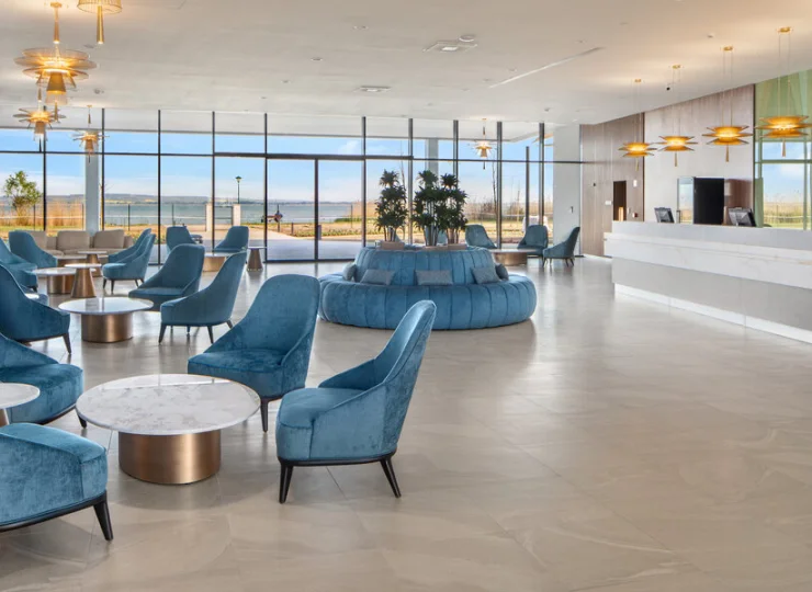 Lobby z widokiem na jezioro
