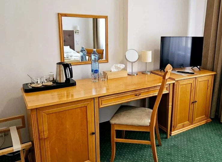 W pokoju jest biureczko i telewizor