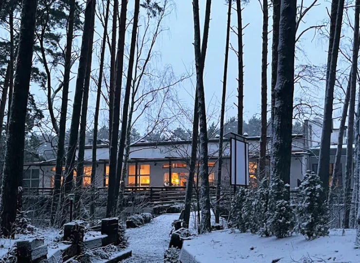 Obiekt jest otoczony lasem i naturą