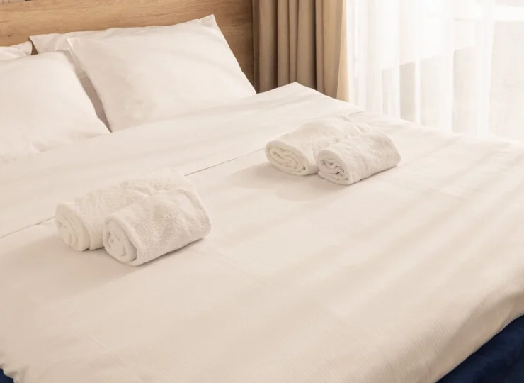 Sypialnia z podwójnym łóżkiem w apartamencie Boho