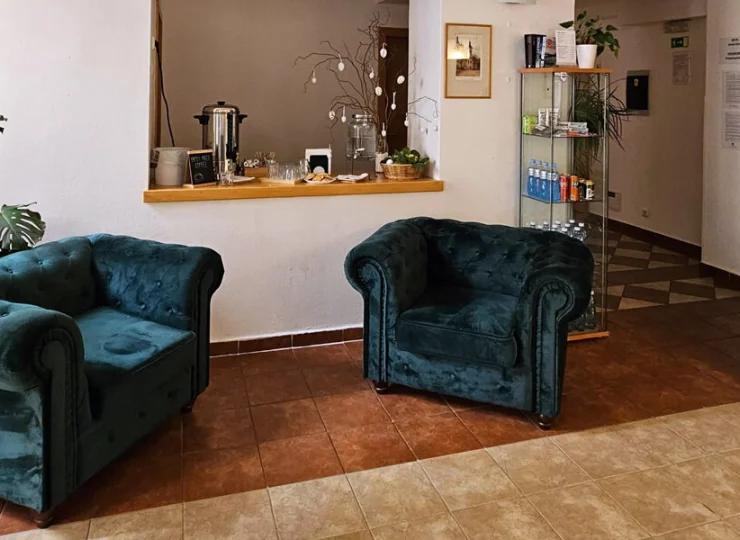 Hotel mieści się 400 m od przystanku metra i 100 m od zabytkowego parku