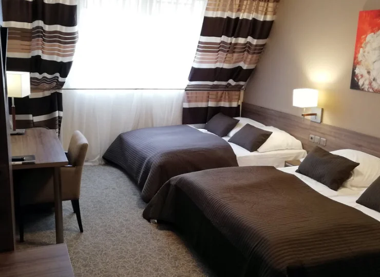 W pokoju jest lodówka hotelowa, zestaw do parzenia kawy i herbaty, TV, wifi