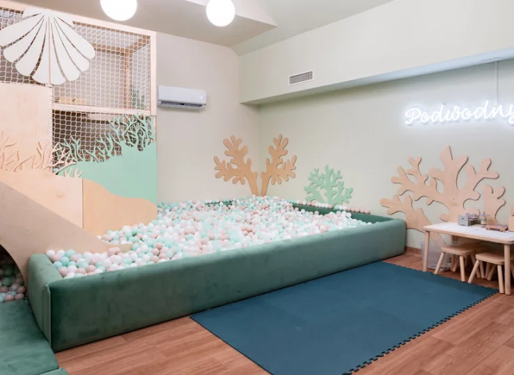 Sala zabaw jest wyposażona w duży basen z kulkami