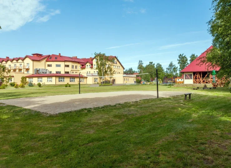 W ośrodku jest boisko i duży obszar rekreacyjny