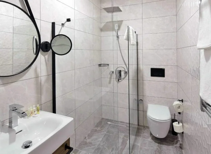 Łazienka jest nowoczesna i świetnie wyposażona