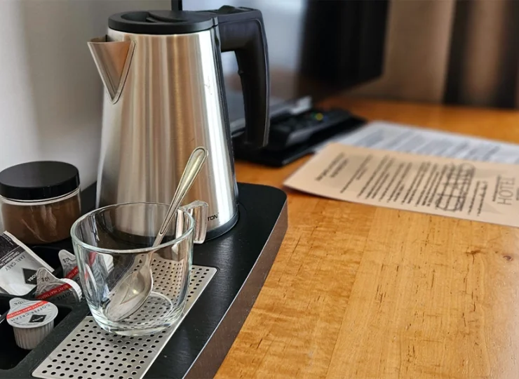 W pokoju jest zestaw do parzenia kawy i herbaty
