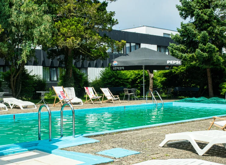 Przy basenie są leżaki i parasole