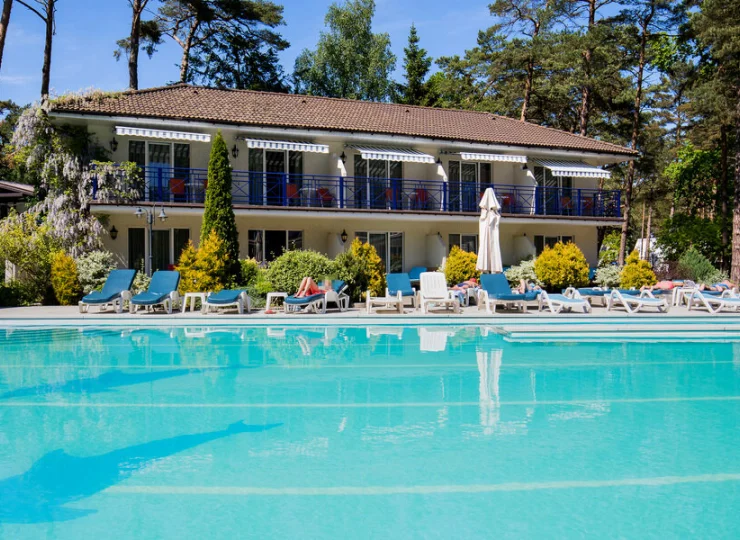 Latem na gości czeka basen zewnętrzny dla dzieci i dorosłych