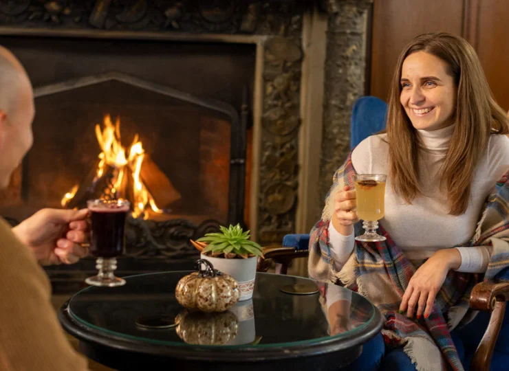 Przy kominku można wypić ulubiony napój