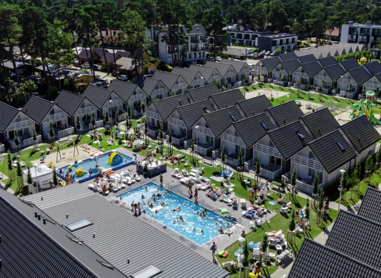 To duży rodzinny resort z mnóstwem atrakcji dla najmłodszych gości