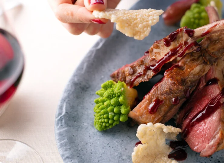 Restauracja oferuje szeroki wybór dań przygotowywanych z sezonowych składników