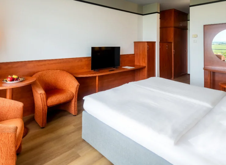 Pokoje superior w skrzydle zachodnim urządzono klasycznymi meblami