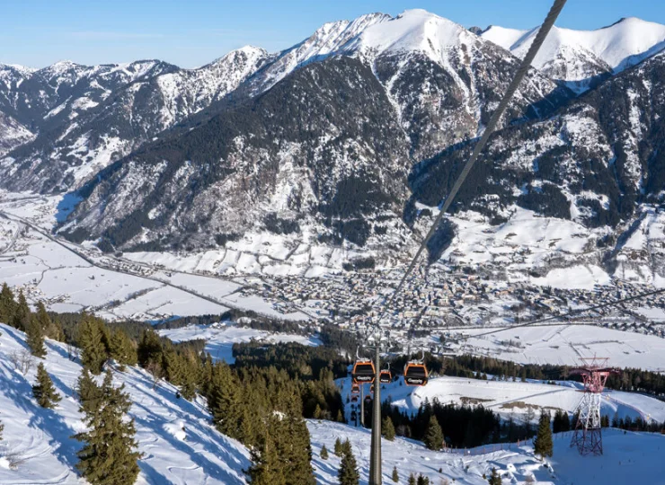 Okolica oferuje nowoczesne wyciągi i ponad 200 km tras narciarskich