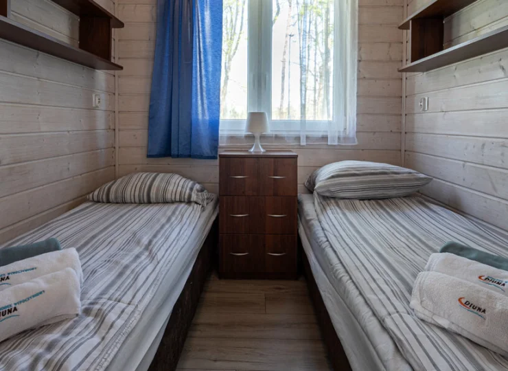 Sypialnia jest 2-osobowa, a w salonie jest rozkładana sofa