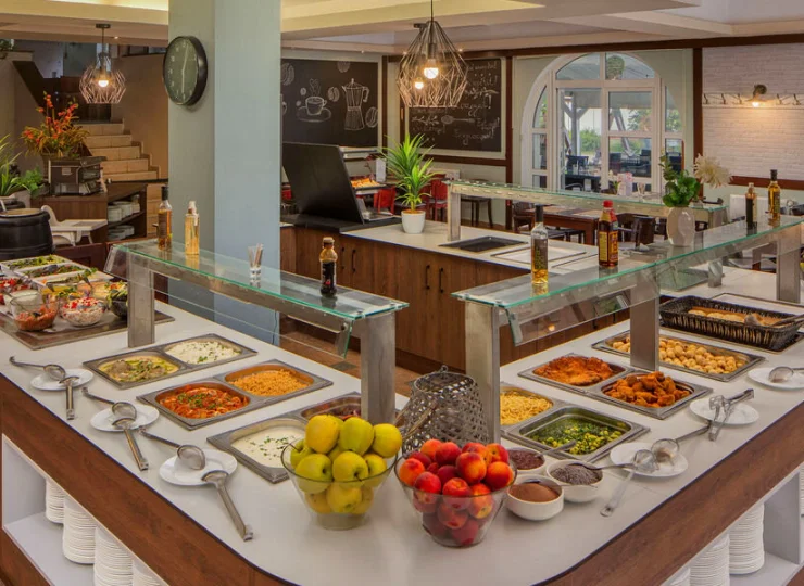 Hotel przygotowuje dla gości śniadania i obiadokolacje