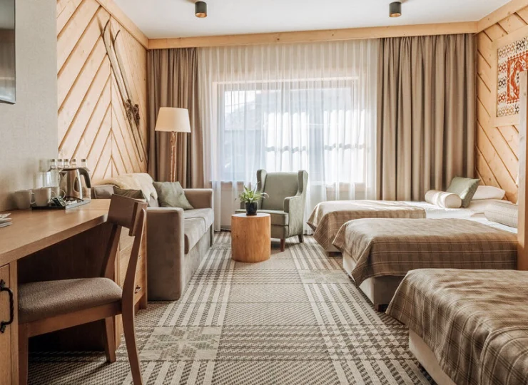 Hotel umożliwia zakwaterowanie w jasnych przestronnych pokojach