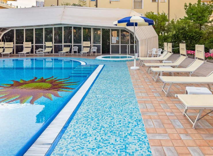 Jest tu duży basen zewnętrzny z podgrzewaną wodą i jacuzzi