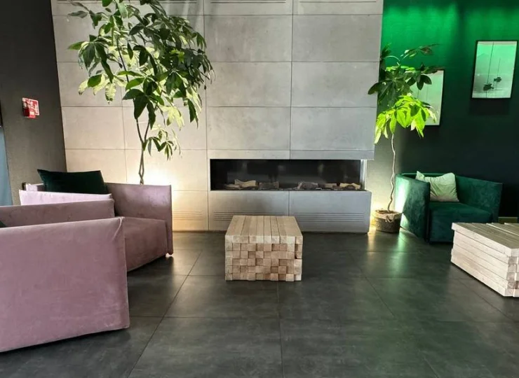 W lobby jest kominek