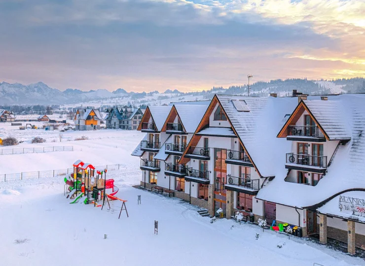 Hotel Malinowy Potok o zachodzie słońca, w tle Tatry