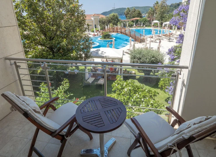 Przykładowy balkon pokoju z widokiem na basen