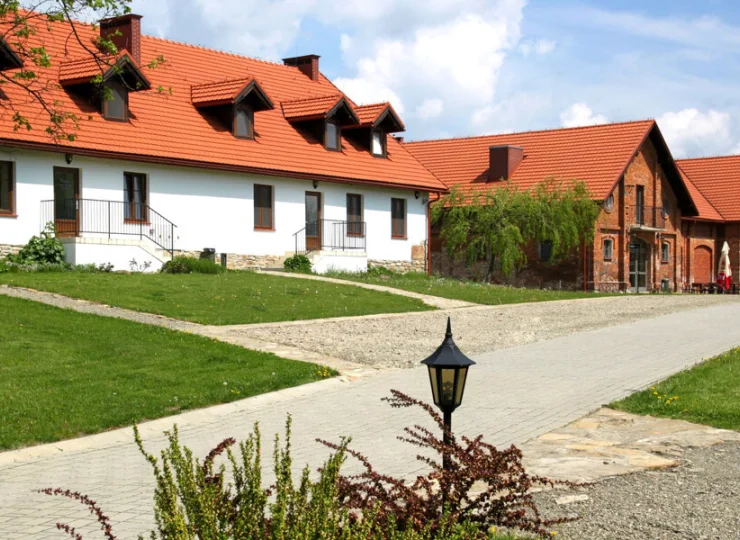 Nowoczesne pokoje urządzono na terenie dawnej dworskiej oficyny