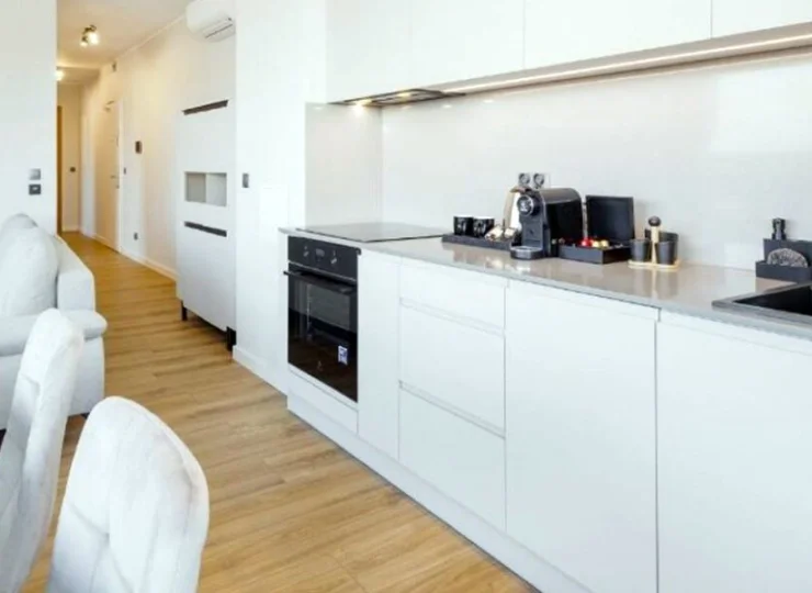 Duży aneks kuchenny w apartamencie A64