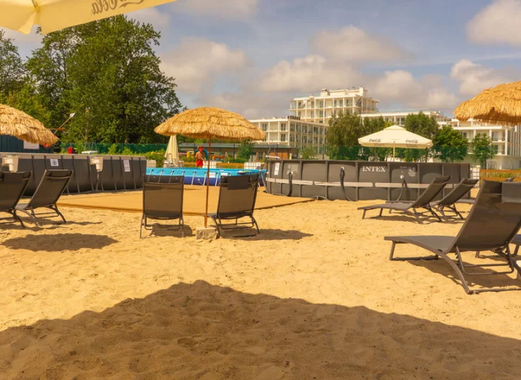 Na lato 2025 na terenie kompleksu przygotowano także piaszczystą plażę