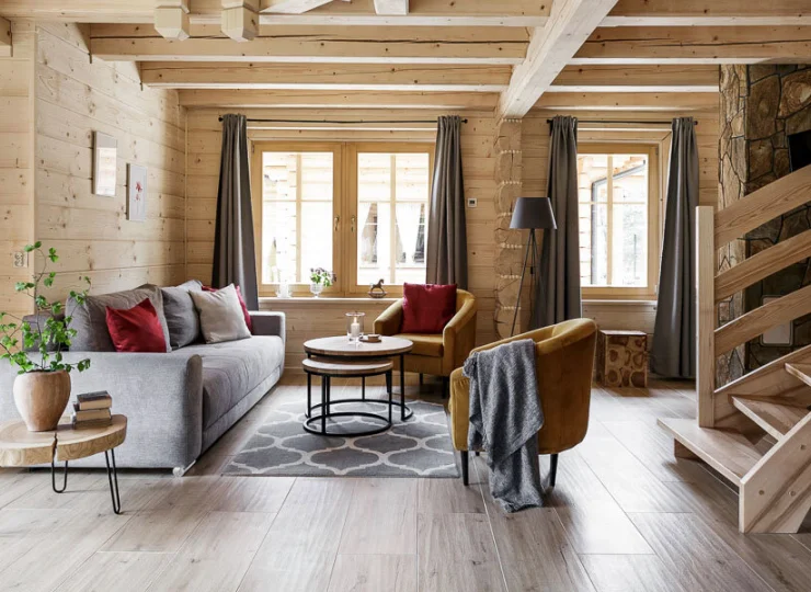 Domek jest dwupoziomowy, sypialnie są na górze