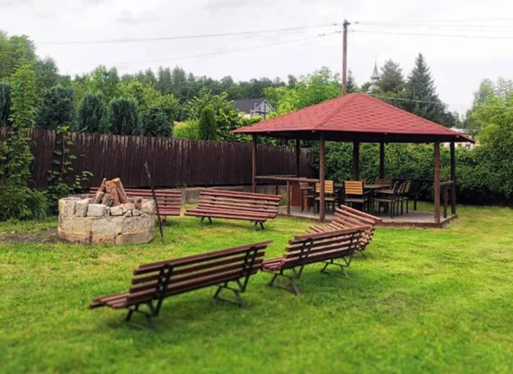 W ogrodzie mieści się wiata grillowa, jest miejsce na ognisko