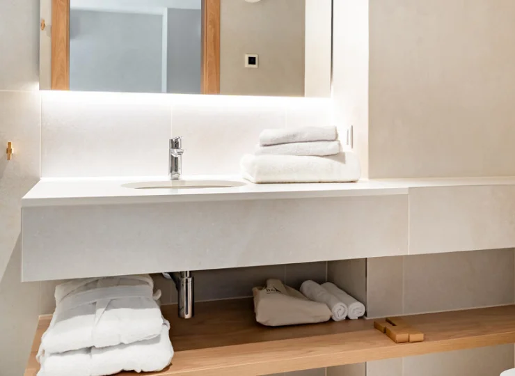 W łazience są ręczniki, szlafroki, kosmetyki i suszarka do włosów