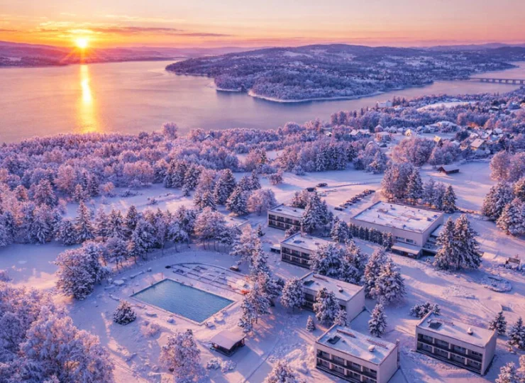 Nieopodal znajdują się ruiny królewskiego zamku oraz korona zapory