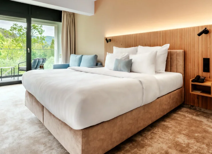 Sypialnia z podwójnym łóżkiem w apartamencie