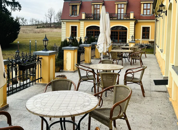 W lecie można odpocząć i zjeść coś na tarasie