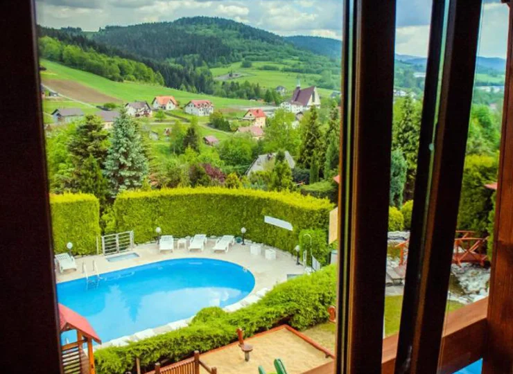 Przykładowy widok z pokoju 2-os. z łóżkiem małżeńskim