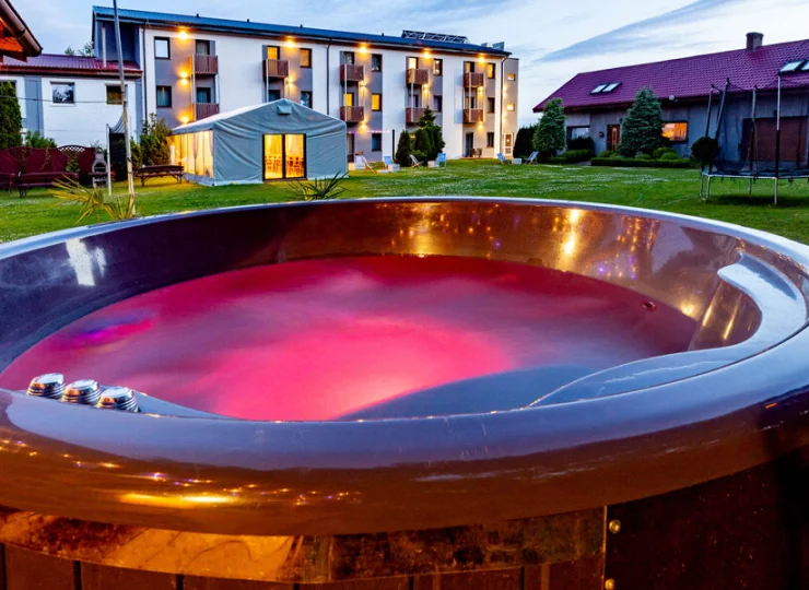 Zewnętrzne jacuzzi w formie balii to świetny sposób na relaks