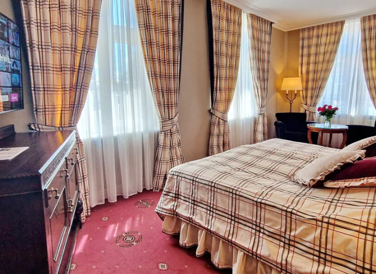 W wyposażeniu m.in. smart TV, mini bar, sejf mieszczący laptopa, dostęp do Wi-Fi