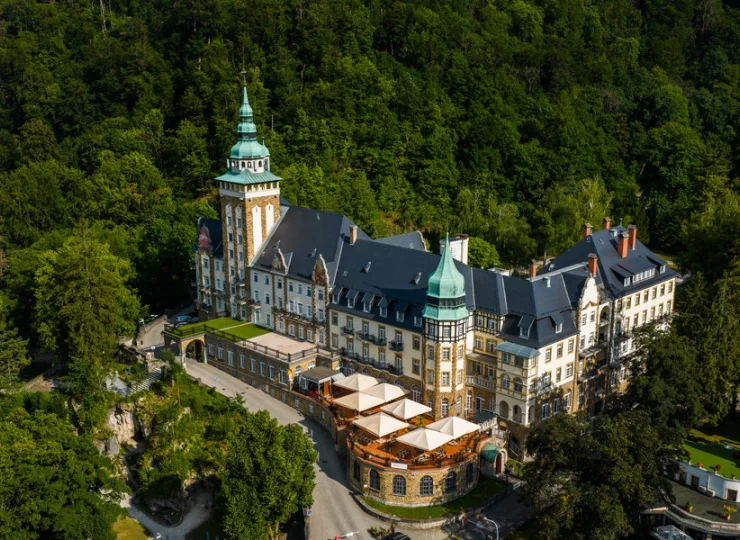 Hotel otacza park leśny, wiszące ogrody i górska zieleń