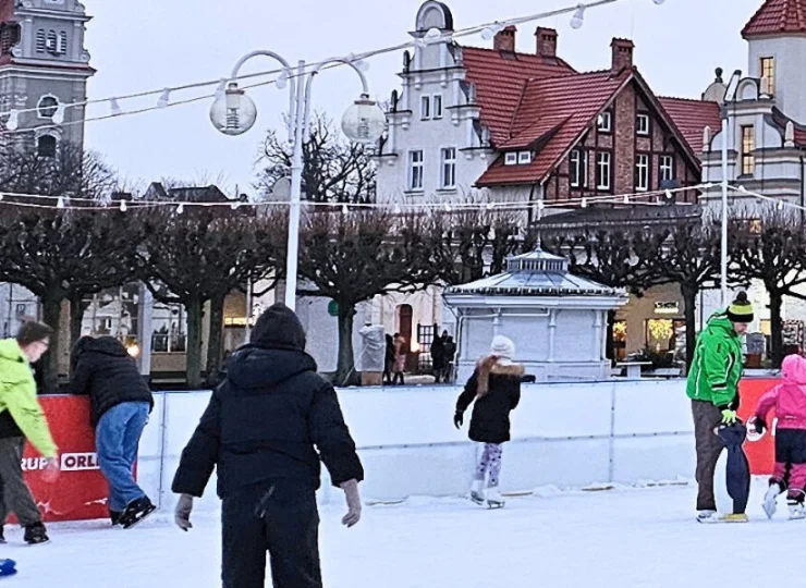 Zimą w Sopocie działa lodowisko, a w hotelu można wypożyczyć sanki