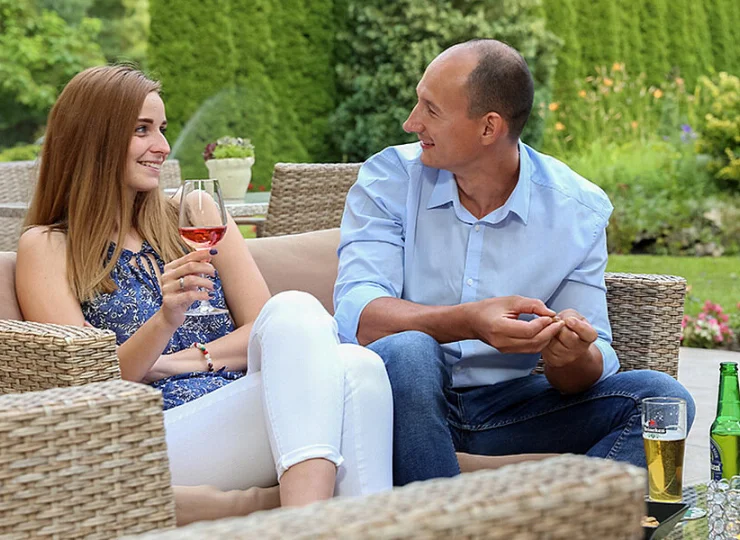 Są też stoliki, idealne do odprężenia przy drinku albo przekąsce