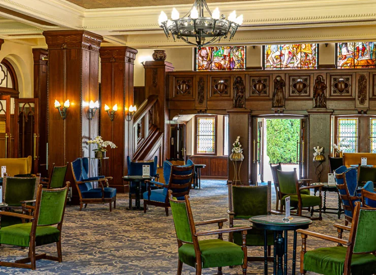 Lobby bar ma widok na klatkę schodową z witrażami