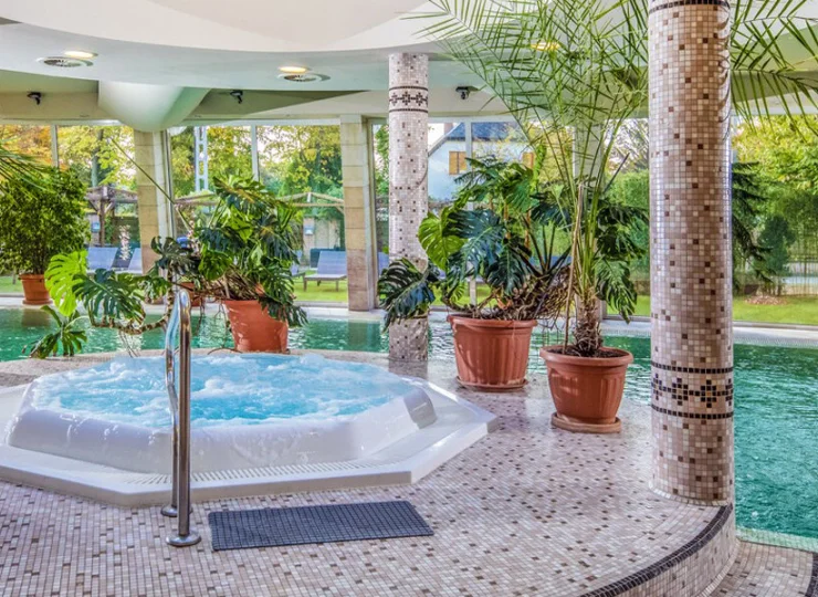 W strefie basenowej jest też jacuzzi