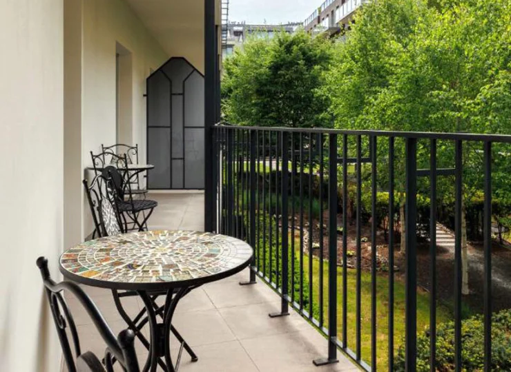 Balkon z widokiem na wewnętrzny ogród